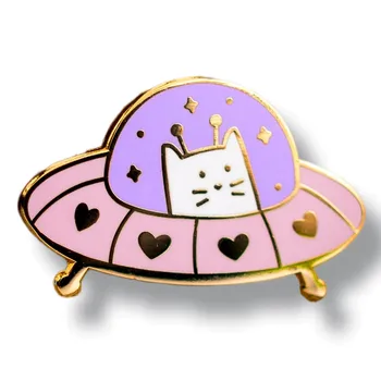 Един котка Кити Космически кораб НЛО Эмалированная брошка-жени Метални значки Брошки на ревера раници Луксозни дизайнерски бижута и аксесоари